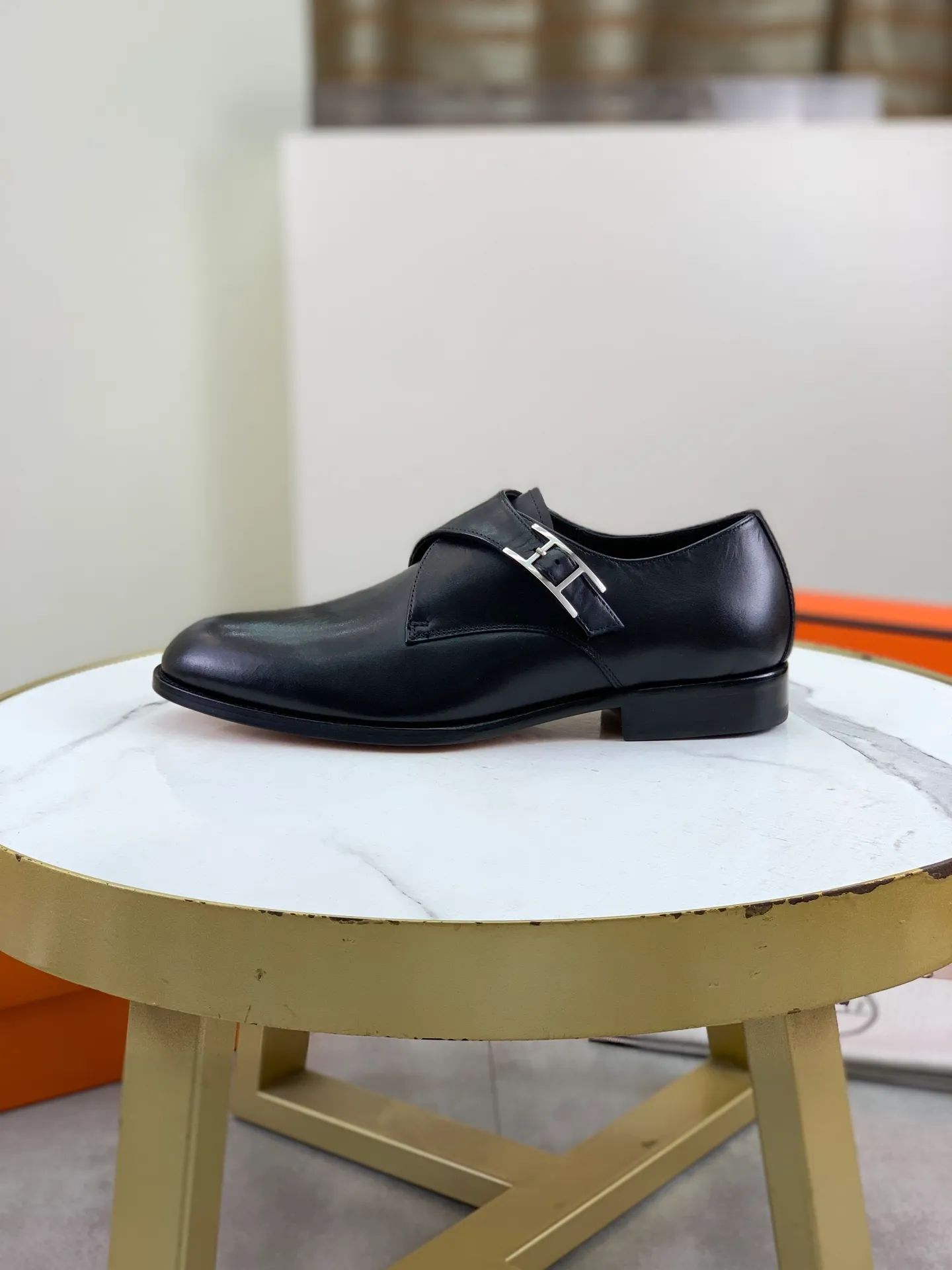 Factory price P940 💰💎💎💎 Original genuine leather outsole Brand: Hermès Grade: Same as the official website Original quality materials: Original soft calfskin Water-dyed cowhide lining Original Italian genuine leather outsole Style categories: Men's fashion Formal casual leather shoes Slip-on men's shoes series Young fashion European and American trends British style Code number: 39-45 (38.46 can be customized)